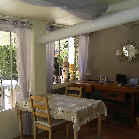 Alojamento de Acomodação e Pequeno-almoço Mas La Provence 3*